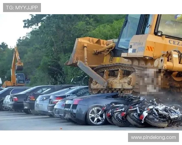 荷兰前国脚经历惊险四车连环撞击兰博基尼惨遭报废